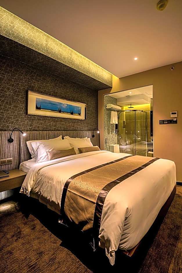 Photo 1 of 4 of 1 King Bed with Sofabed Suite