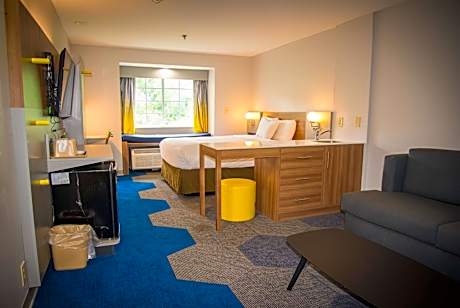 Queen Suite - Non-Smoking