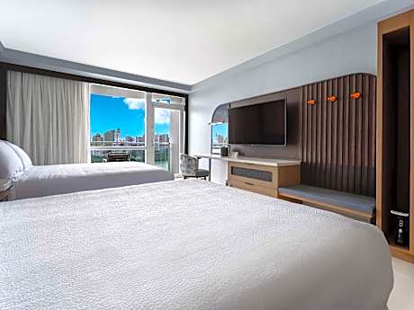 2 Queen Bayview Mobility Accessible W/Bathtub