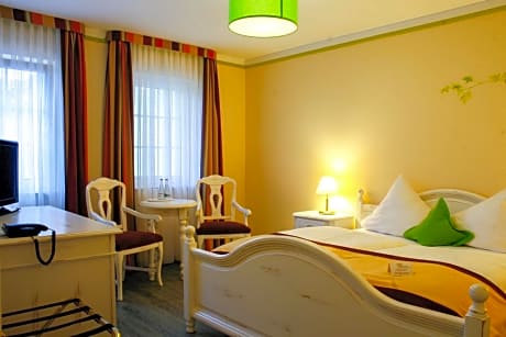 Family Room (2 Adults + 2 Children)