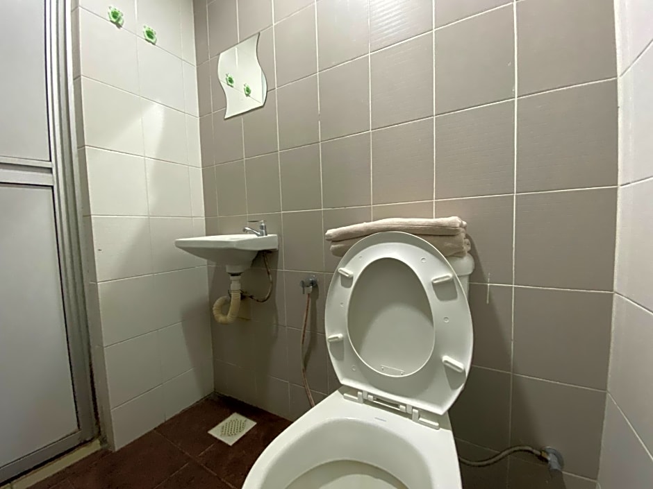 OYO 89760 Harmoni Inn Hotel