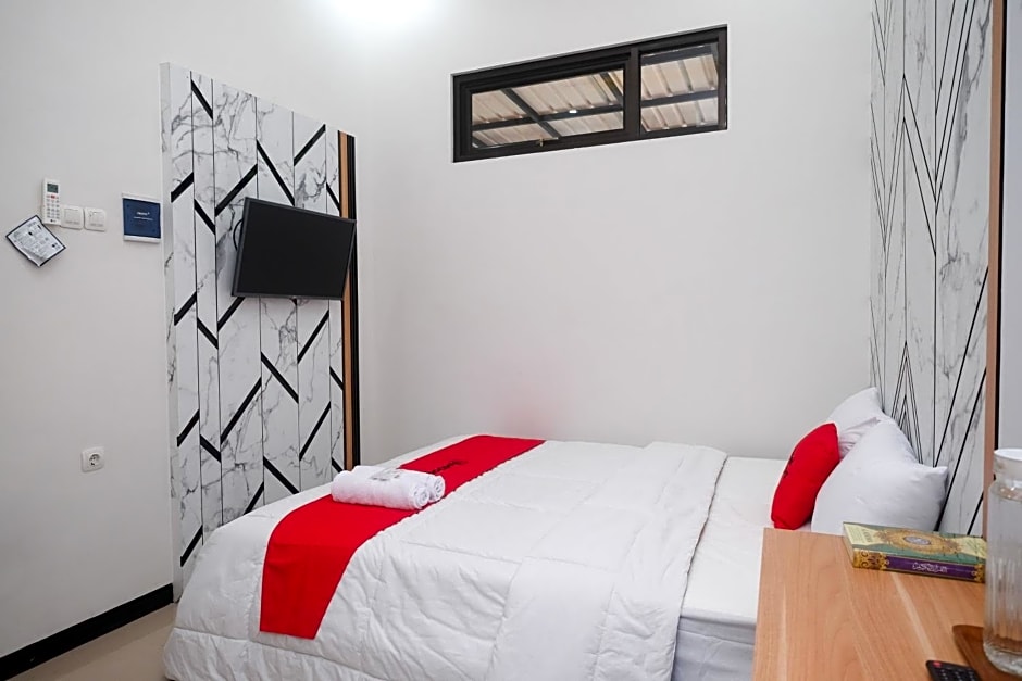 RedDoorz Syariah at Tasneem Puspowarno Semarang