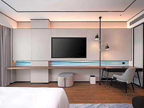 King Guest Room with Mountain View