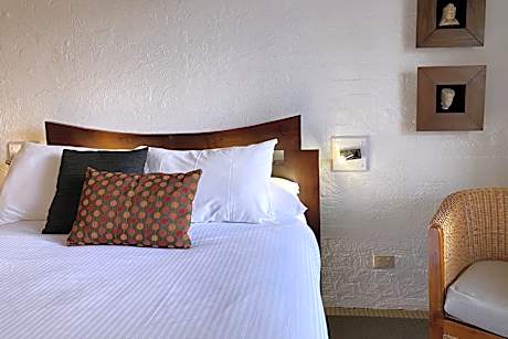 Queen Room - Non Waterfront - First Floor