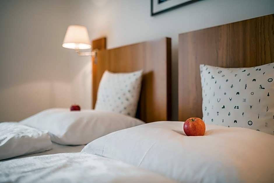 KRONE eat drink stay