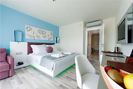 FAMILY ROOM SIDE SEA VIEW