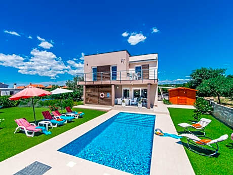 Stefanja Modern retreat