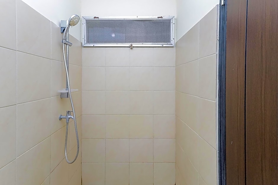 RedDoorz near RS Sari Asih Ciledug