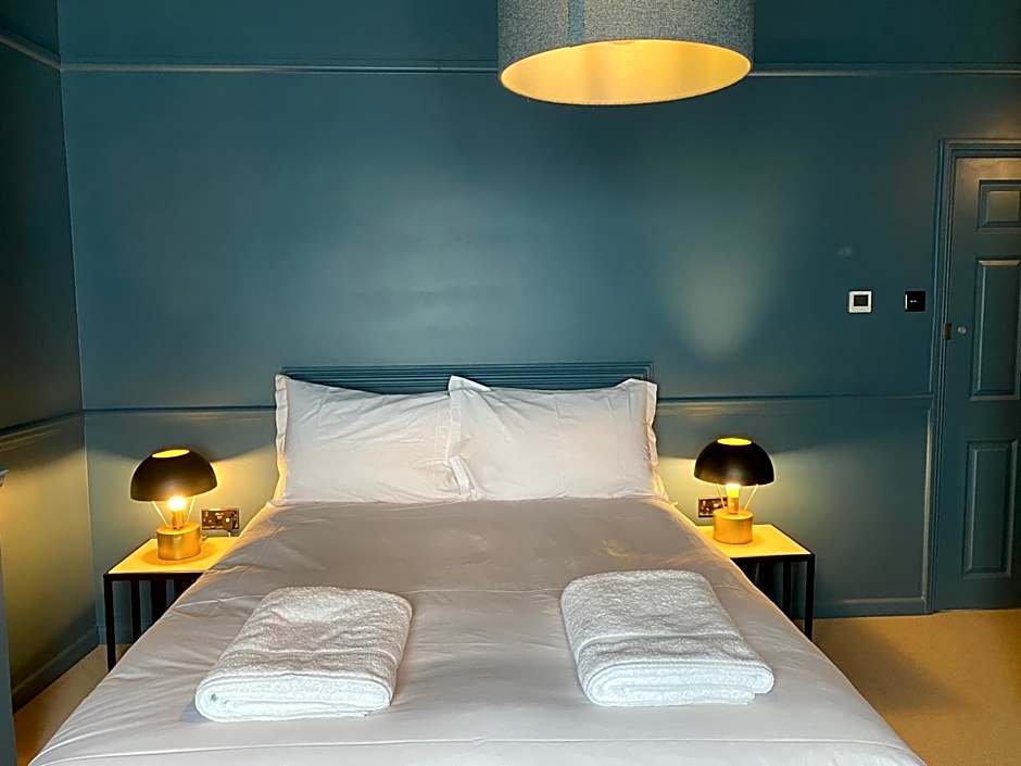 ROOMS AT THE QUAYSIDE - stylish en-suite rooms on Poole Quay all fully refurbed