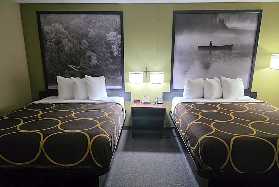 Super 8 by Wyndham Hearst ON