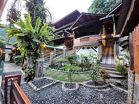 Sam's Bungalows And Treks