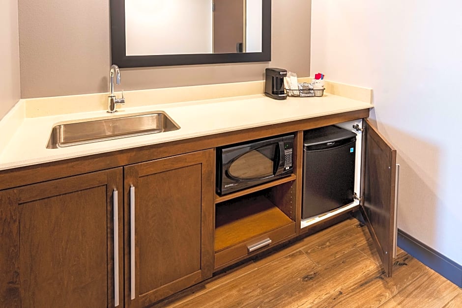 Photo 1 of 3 of 1 King Bed, Accessible, Bathtub