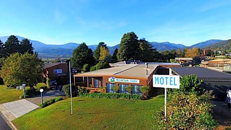 Mountain Creek Motel Bar & Restaurant