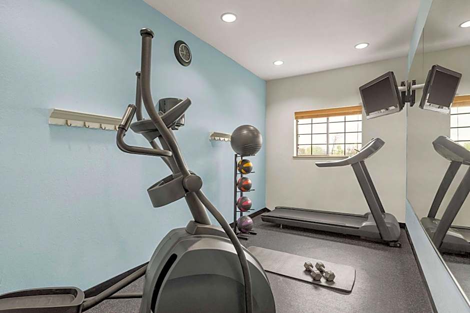 Days Inn & Suites by Wyndham Houston Hobby Airport