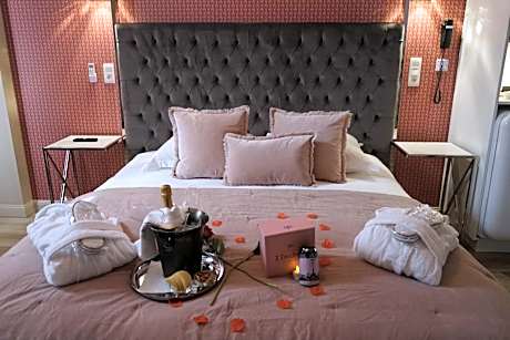 Queen Suite with Spa Bath
