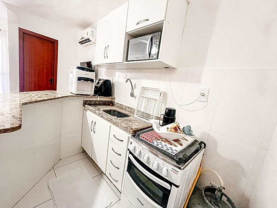 Flat's com 1 suíte no pavimento superior com internet privativa 300MBPS localizado no Residencial Mont Hebron, condomínio a aproximadamente 250m da praia de Taperapuã, com piscinas, sauna e portaria 24hrs