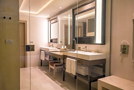 Junior Suite Swim Up Double (2 Queen Beds)