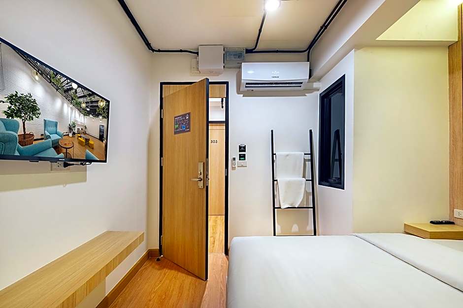 Siam Subway Hostel and Cafe