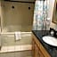 7 Gables Inn & Suites