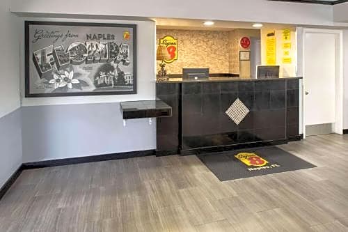 Super 8 by Wyndham Naples
