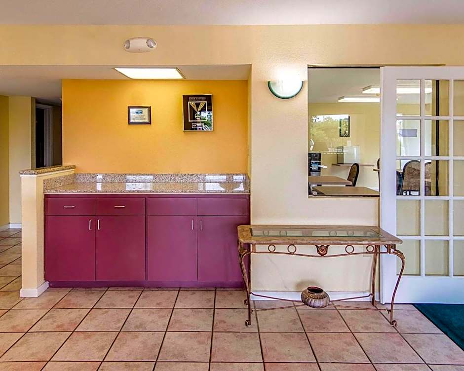 Rodeway Inn & Suites Hwy 290 Nw