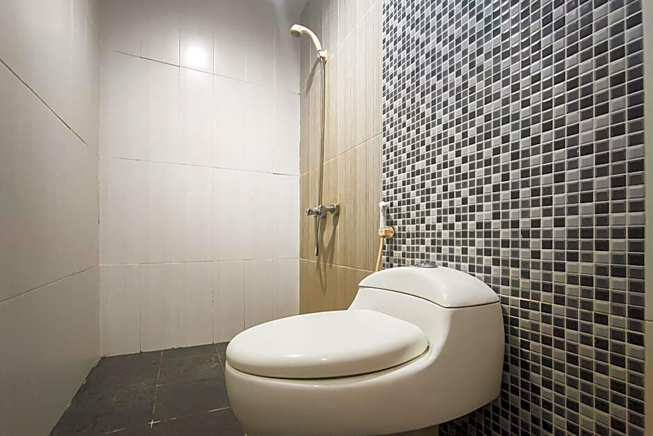 RedDoorz at Hotel Mayang Sari 1