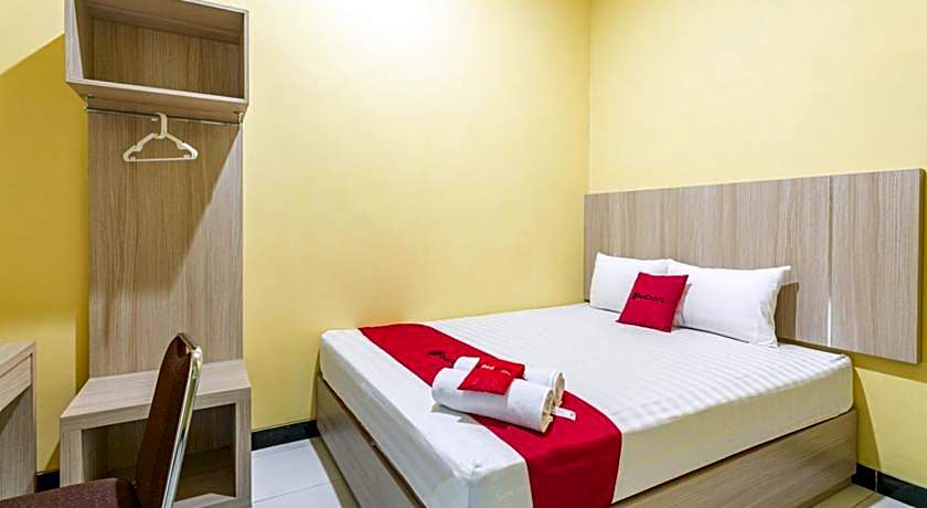 RedDoorz near Puro Mangkunegaran