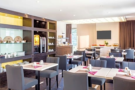 1 King 1 Queen Non-Smoking Family Room Connecting Rooms