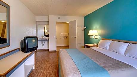 1 KING BED | ACCESSIBLE, NON-SMOKING
