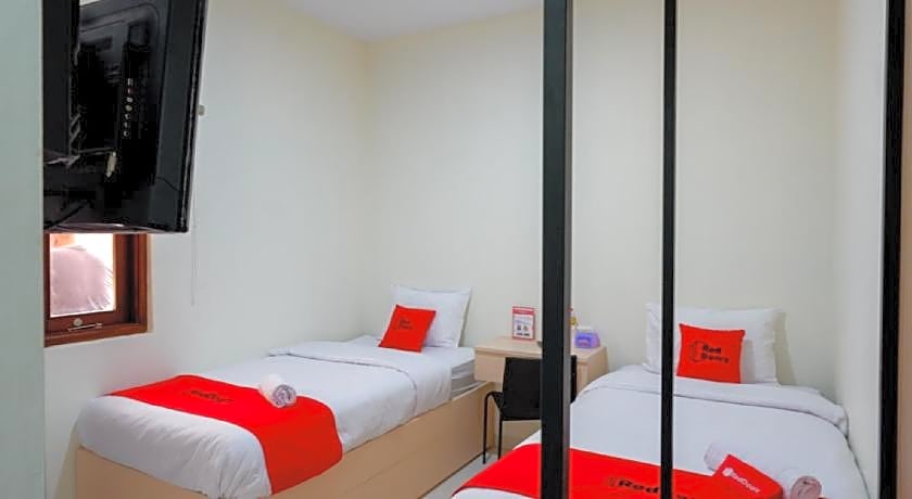 RedDoorz near Alun Alun Kudus 2