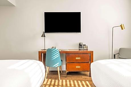 2 Queen Hearing Accessible