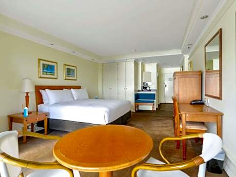 Classic Queen Room with City and Mountain View