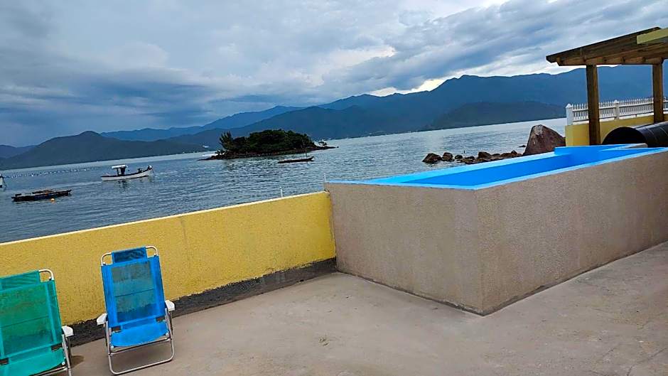 Casa pé na areia com vista especial do pôr do sol.