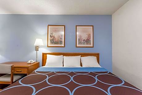 1 King Bed, Non-Smoking