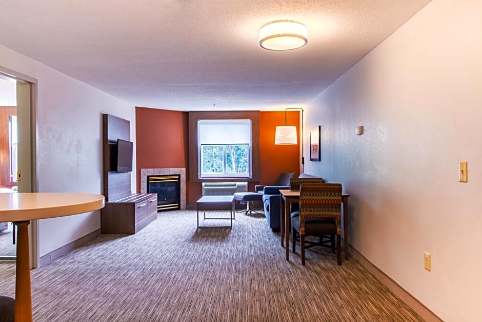 Holiday Inn Express & Suites LINCOLN EAST - WHITE MOUNTAINS