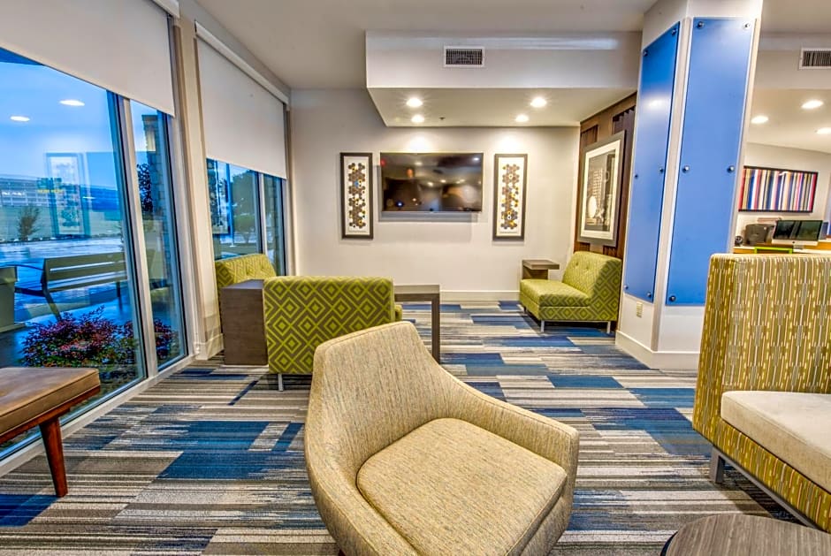 Holiday Inn Express & Suites Farmers Branch