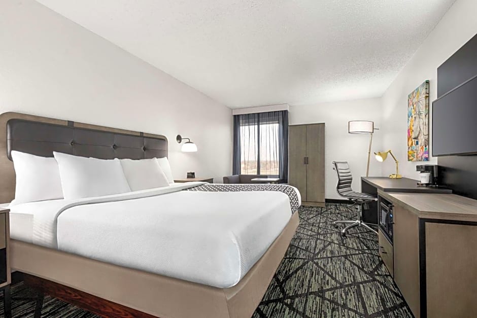 La Quinta Inn & Suites by Wyndham Cleveland Airport West