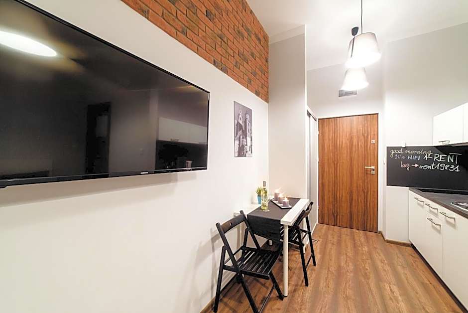 2 Nights Apartments - great location, right next to Main Rail and Bus Station, 10 min to Main Square by foot