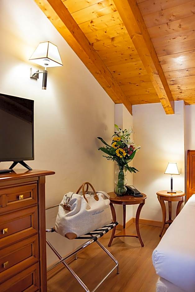 Superior 1 King Bed — 15 fotoğraftan 1. fotoğraf