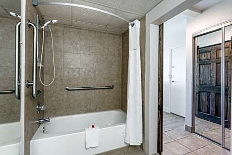 King Room with City View - Mobility Access/Non-Smoking