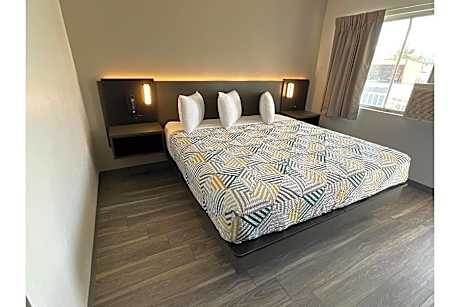 King Room - Non-Smoking