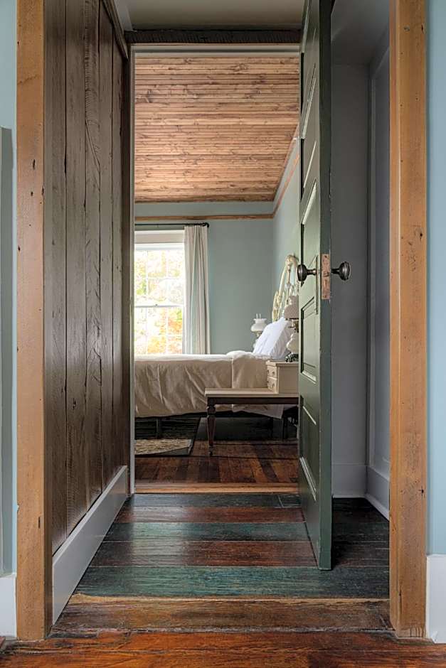 The NuWray Hotel & Carriage House