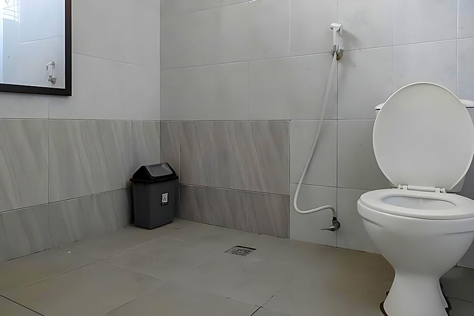 OYO 93051 Wisma Syariah Buloe Near Lapangan Abubakar Lambogo Batili Enrekang