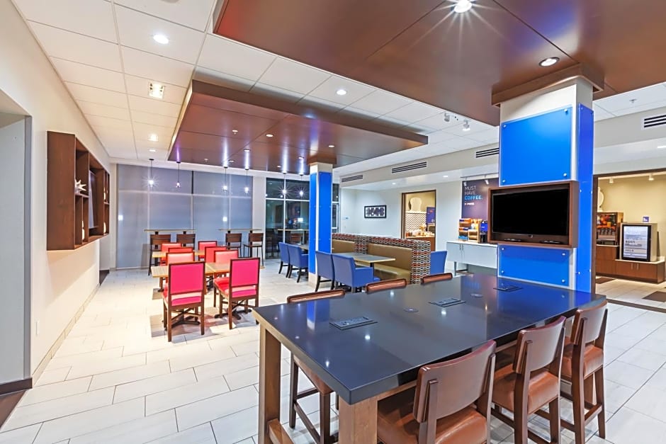 Holiday Inn Express & Suites Tulsa South - Woodland Hills By IHG