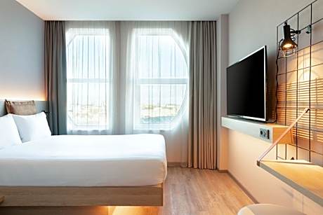 Moxy Queen Room with City View