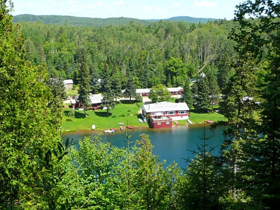 Kan-a-Mouche Pourvoirie Auberge et Chalets