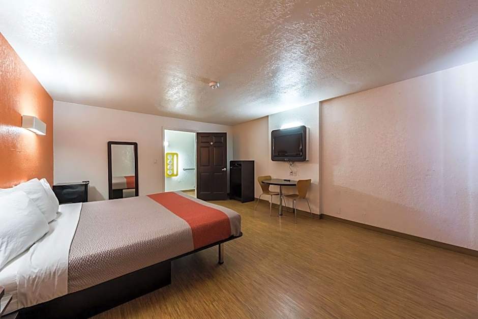 Motel 6-Uvalde, TX