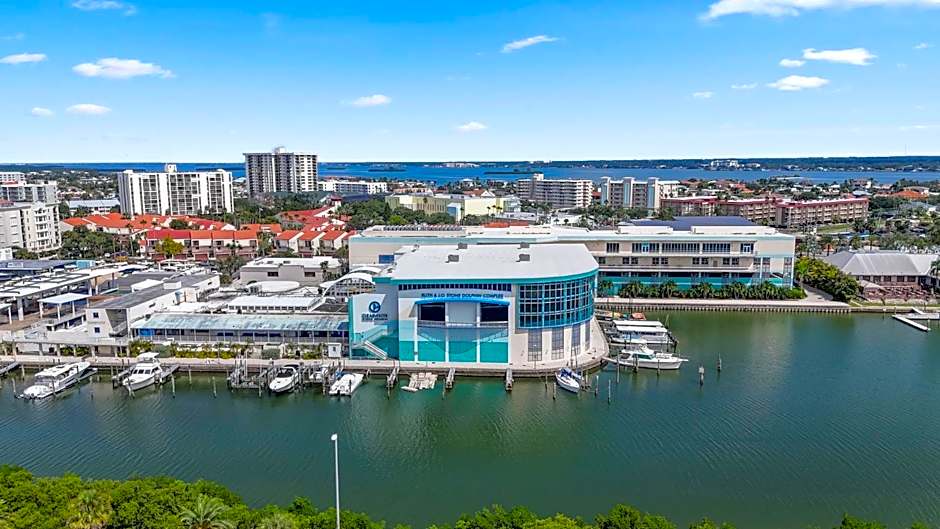 Pelican Pointe Hotel