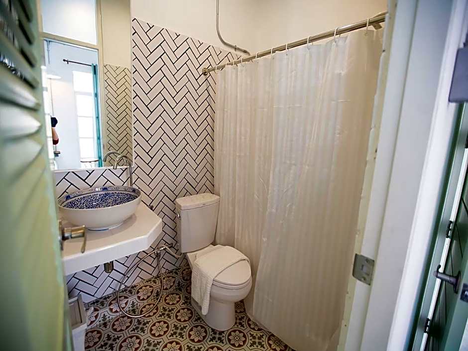 Memmoth Cafe & Hostel in Lampang