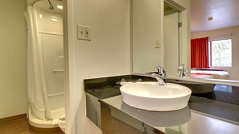 Motel 6-Des Moines, IA - North